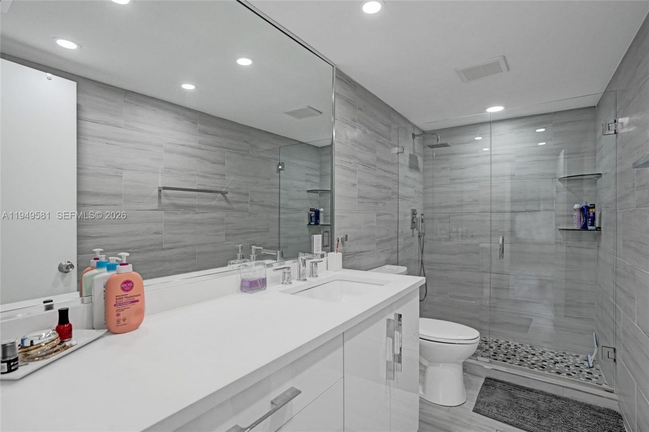 401 Golden Isles Dr , Unit 302, Hallandale Beach, FL 33009 Photo