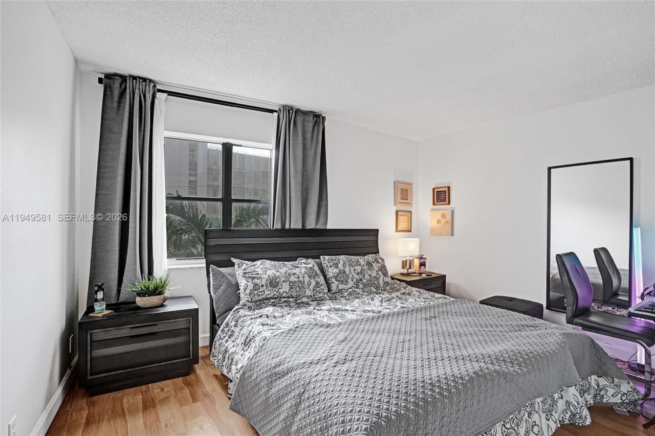 401 Golden Isles Dr , Unit 302, Hallandale Beach, FL 33009 Photo