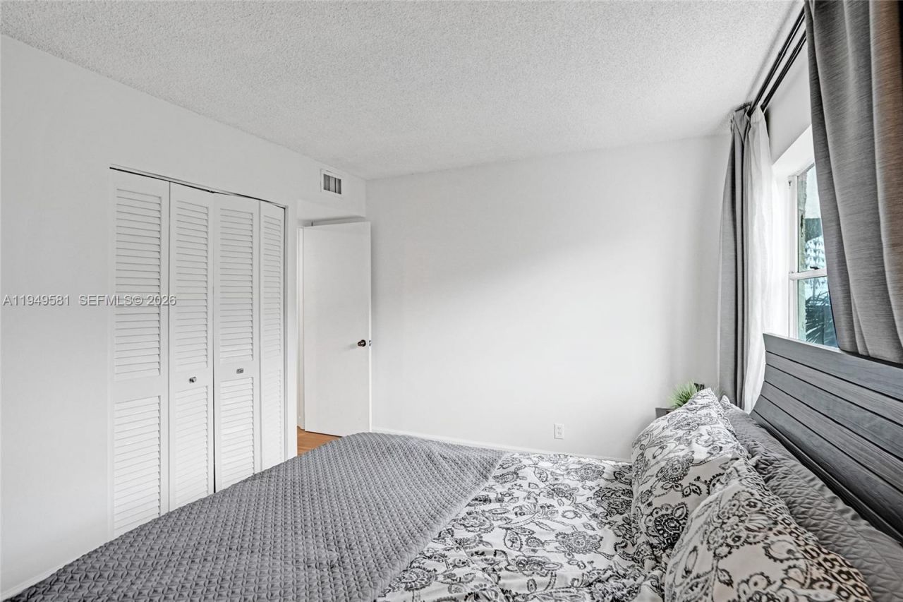 401 Golden Isles Dr , Unit 302, Hallandale Beach, FL 33009 Photo