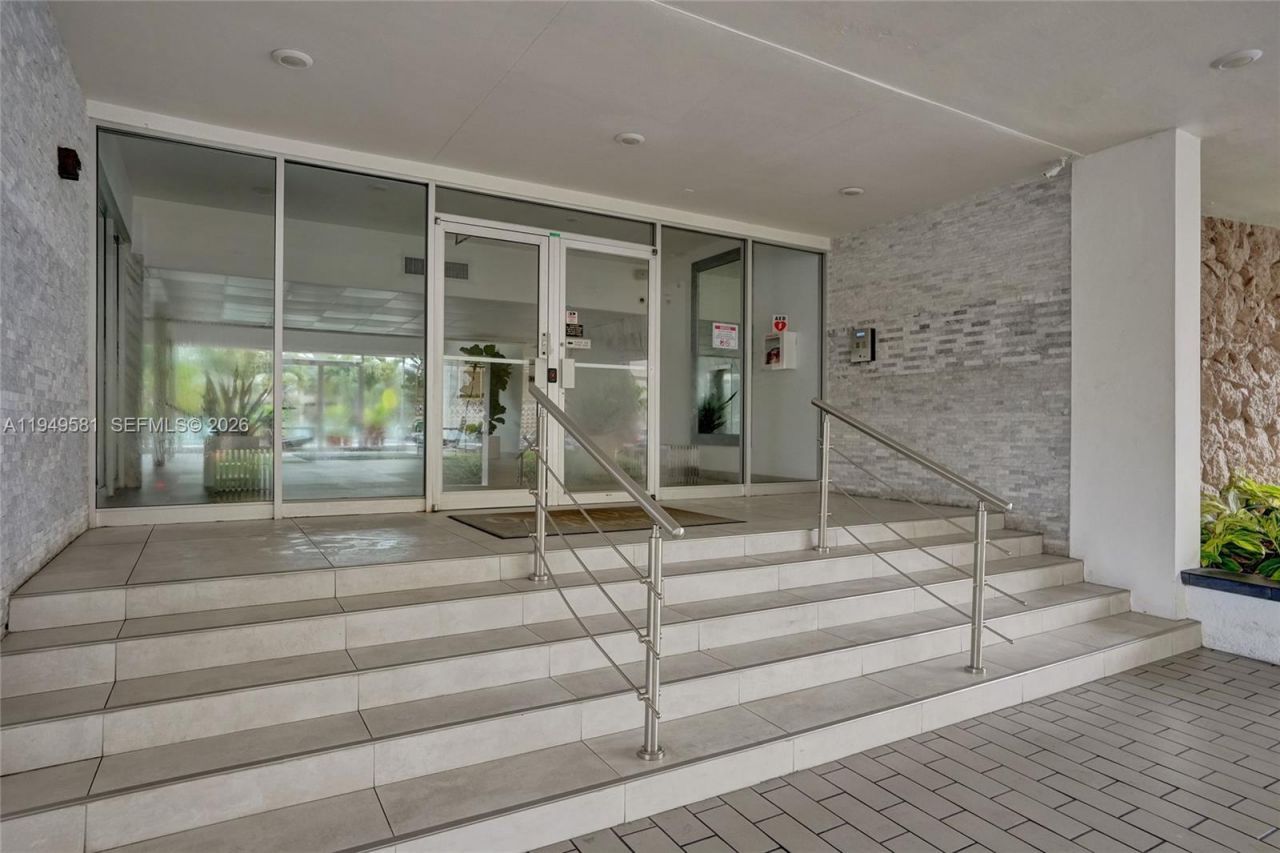 401 Golden Isles Dr , Unit 302, Hallandale Beach, FL 33009 Photo