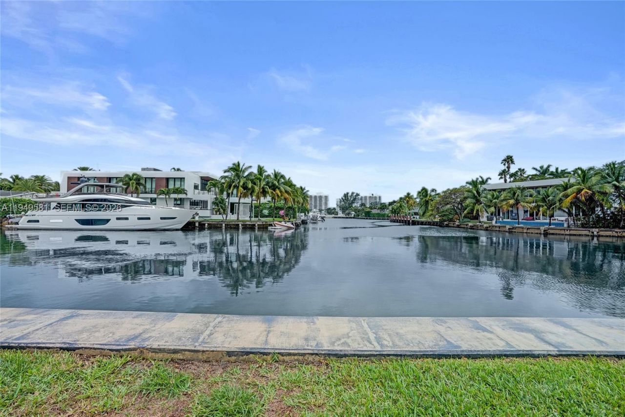 401 Golden Isles Dr , Unit 302, Hallandale Beach, FL 33009 Photo