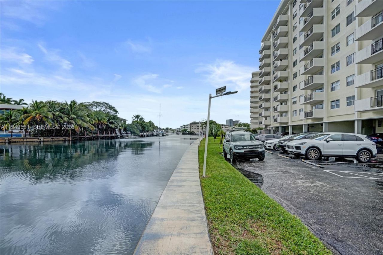 401 Golden Isles Dr , Unit 302, Hallandale Beach, FL 33009 Photo