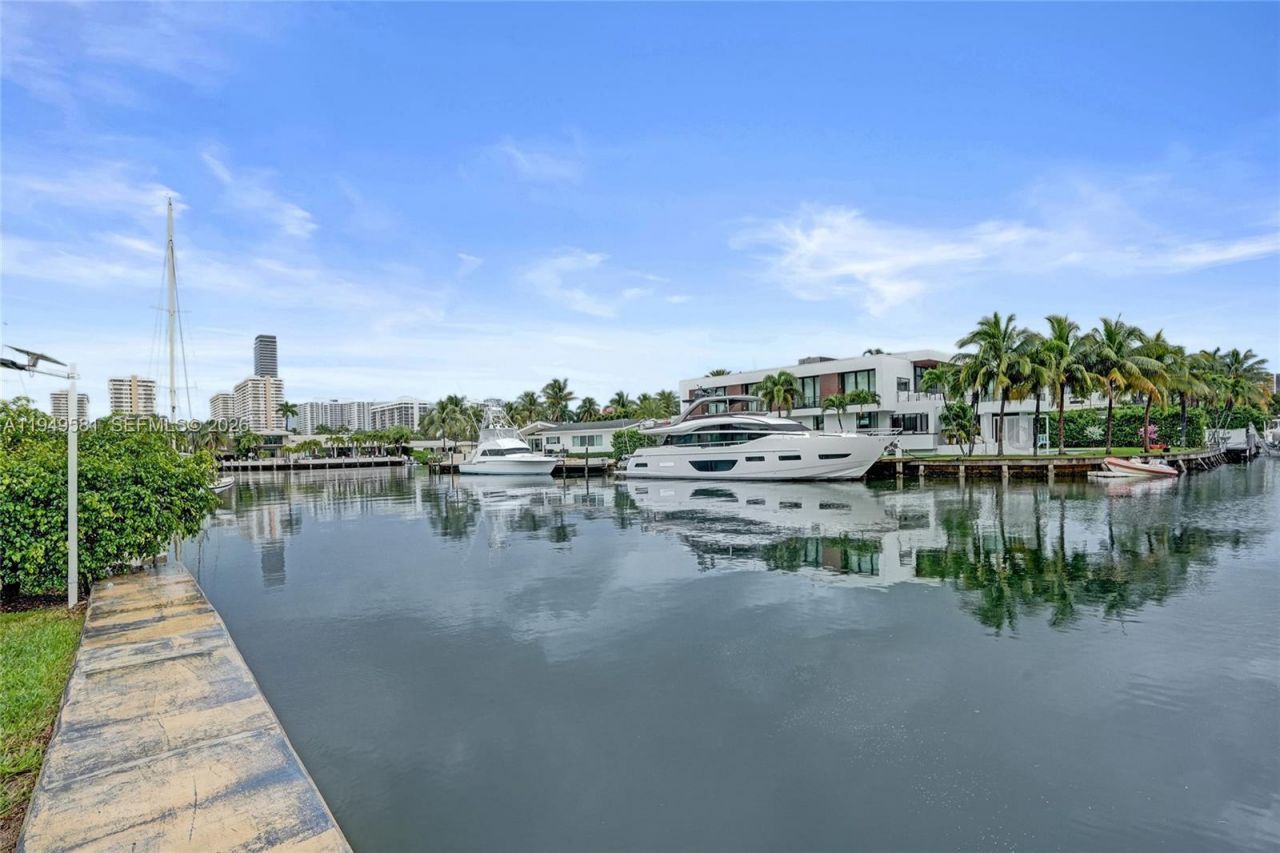 401 Golden Isles Dr , Unit 302, Hallandale Beach, FL 33009 Photo