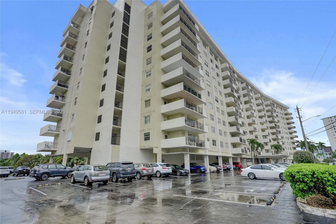 401 Golden Isles Dr , Unit 302, Hallandale Beach, FL 33009 Photo