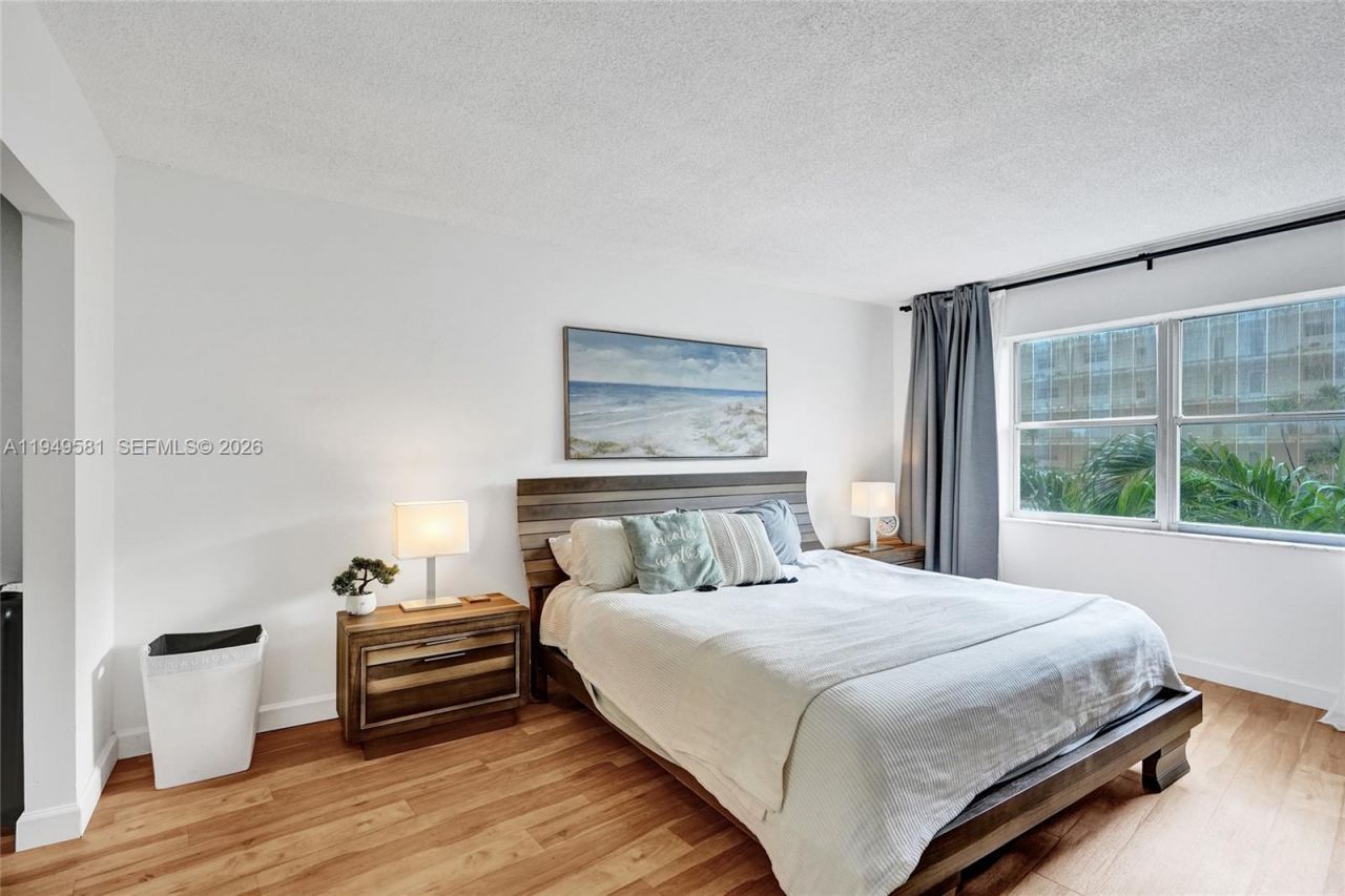 401 Golden Isles Dr , Unit 302, Hallandale Beach, FL 33009 Photo