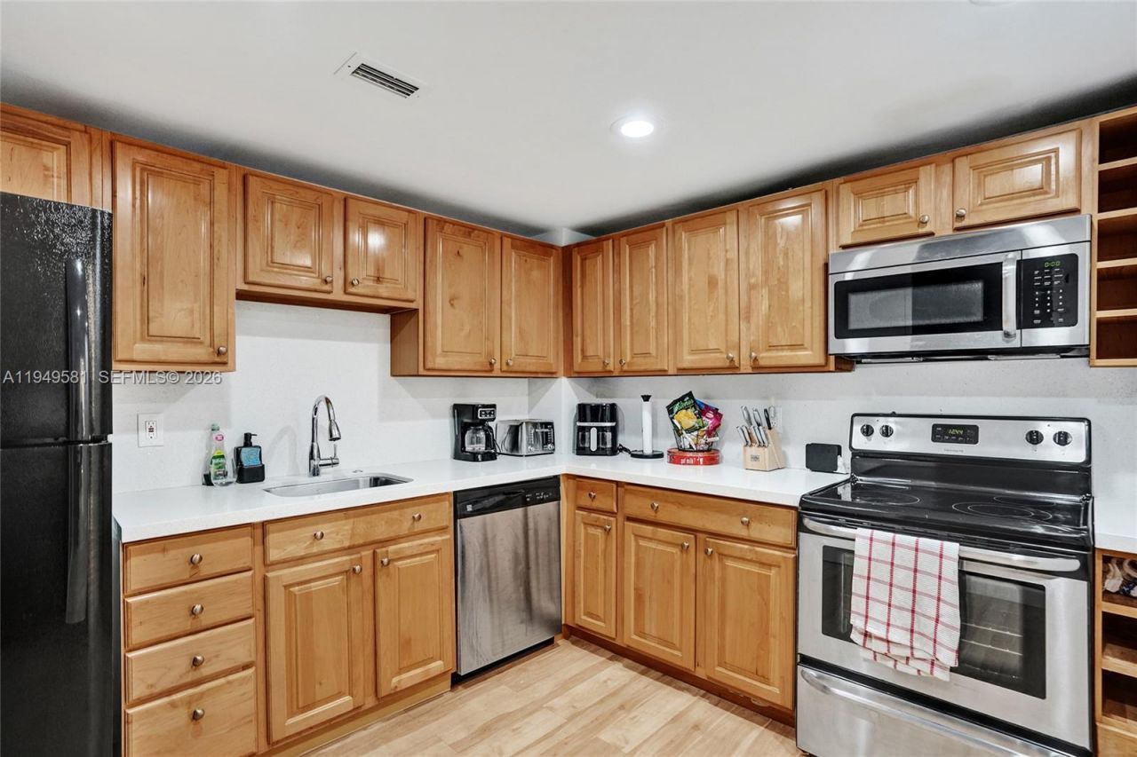 401 Golden Isles Dr , Unit 302, Hallandale Beach, FL 33009 Photo