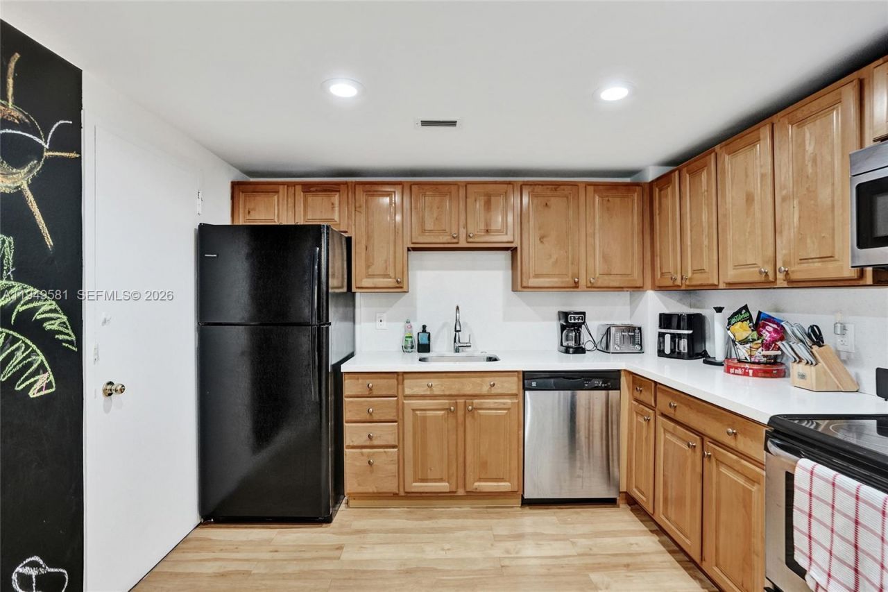 401 Golden Isles Dr , Unit 302, Hallandale Beach, FL 33009 Photo