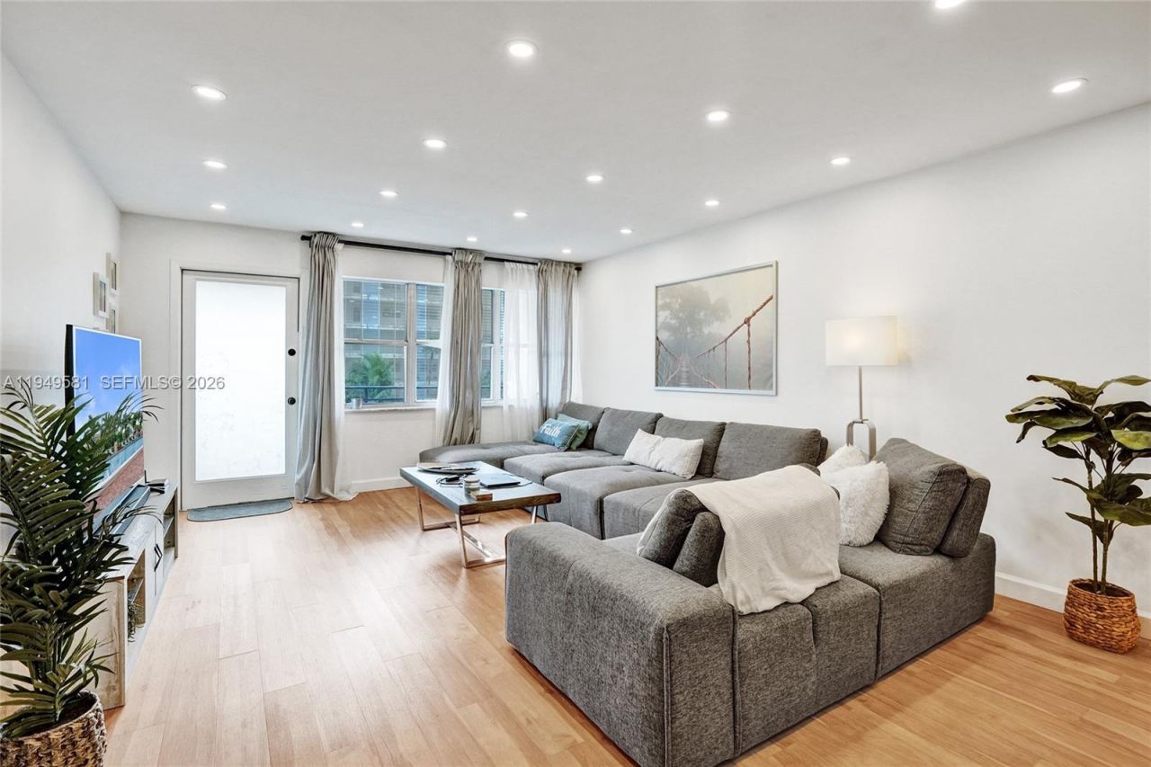 401 Golden Isles Dr , Unit 302, Hallandale Beach, FL 33009 Photo