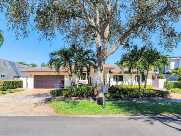 8515 NW 168th Ter, Miami Lakes, FL 33016