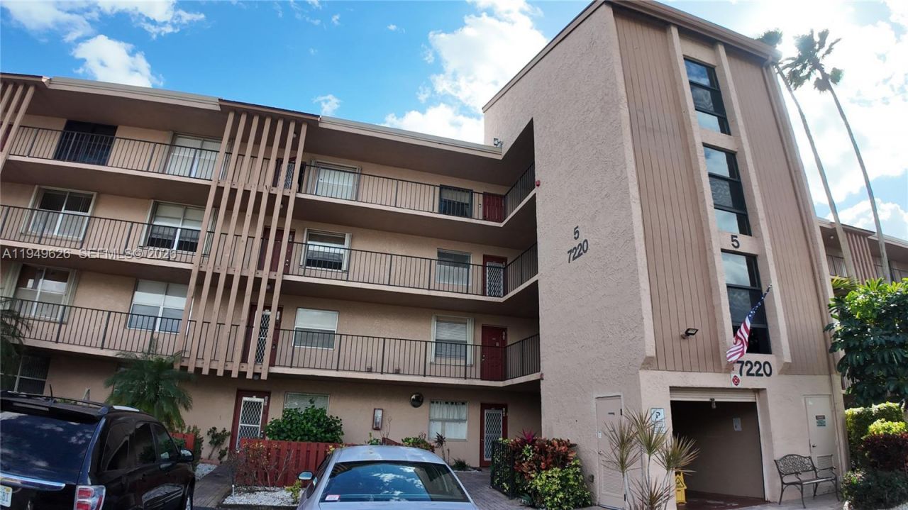 7220 Lake Cir Dr, Unit 203, Margate, FL 33063 Photo