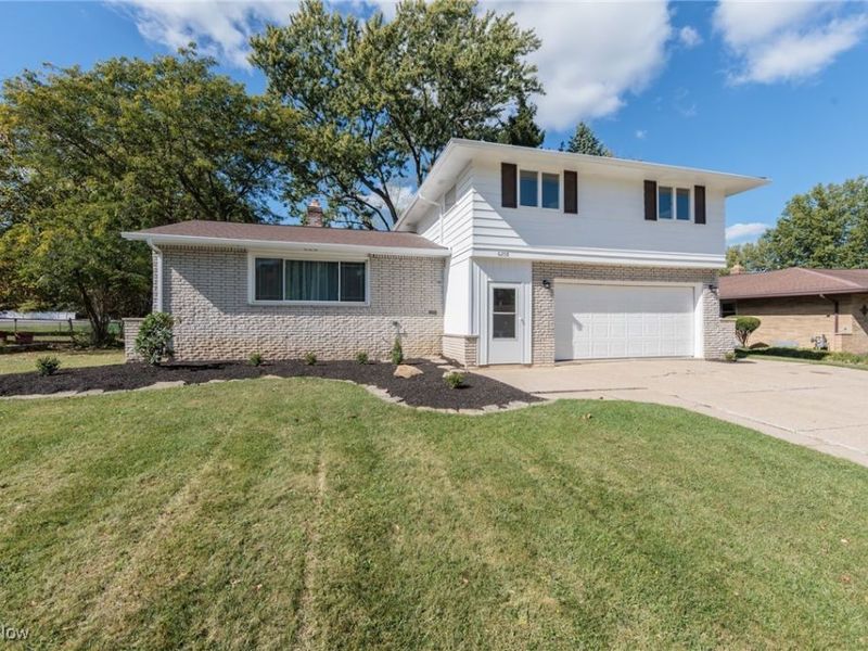 6258 Carlyle Drive, Seven Hills, OH 44131 Photo 2