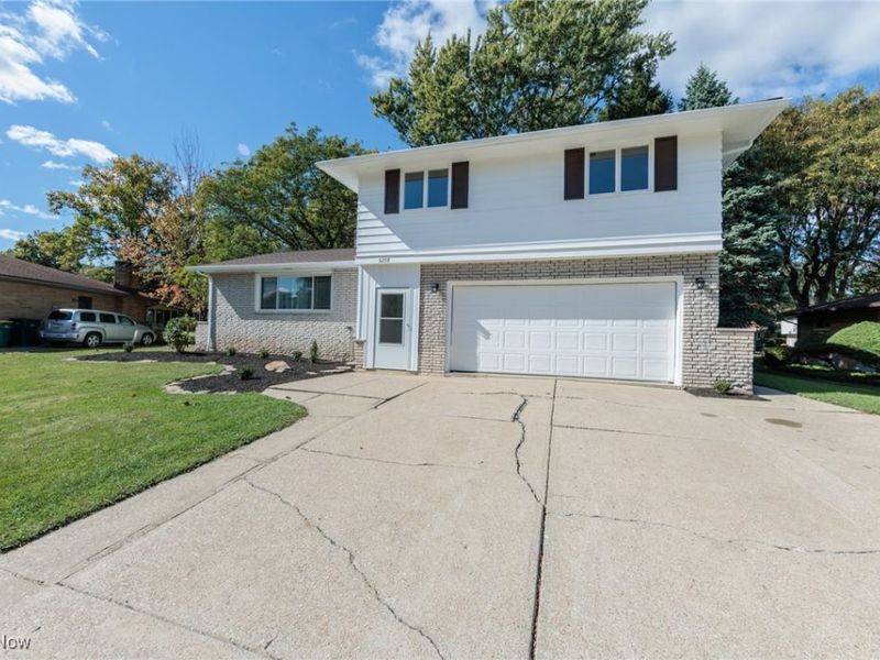 6258 Carlyle Drive, Seven Hills, OH 44131 Photo 3