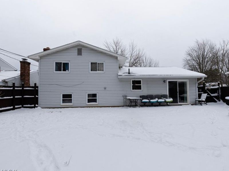 110 Edgefield Drive, Elyria, OH 44035 Photo 3