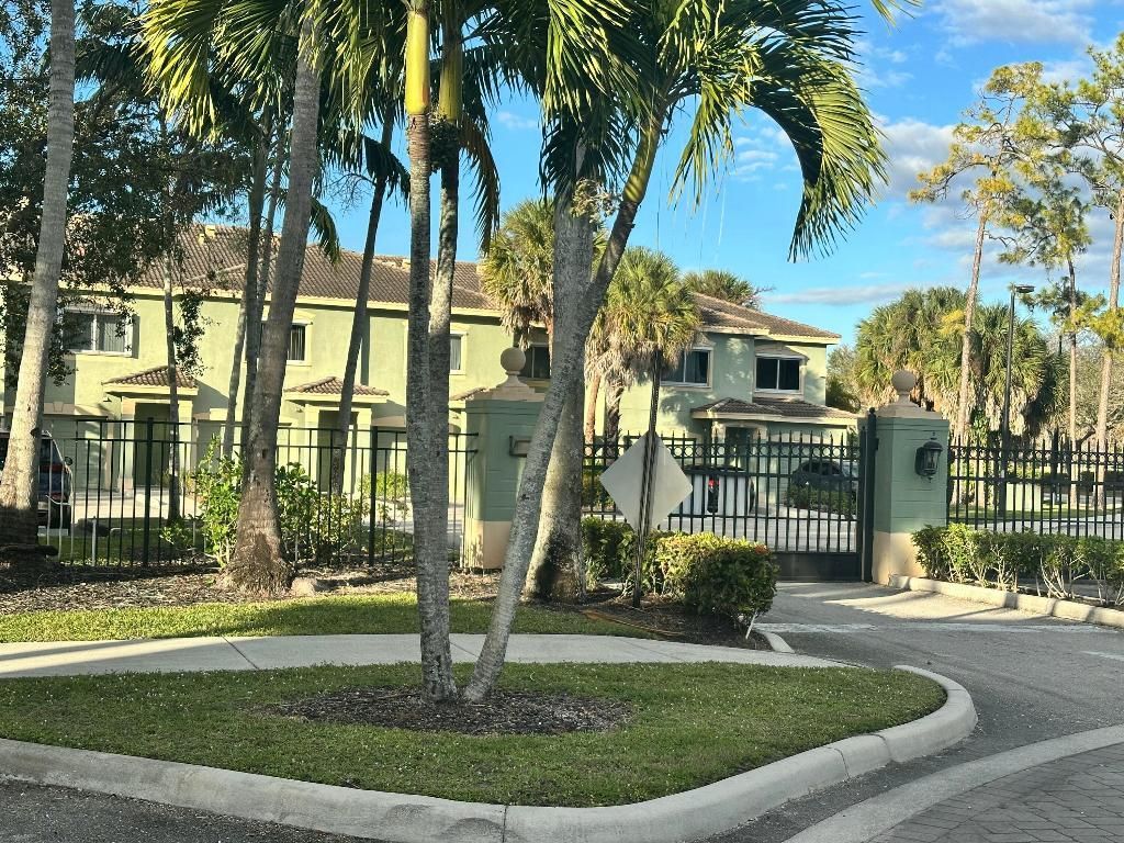 220 Crestwood Circle, Unit 106, Royal Palm Beach, FL 33411 Photo