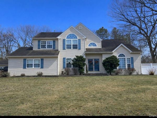 2 Daylilly Court, Middle Island, NY 11953