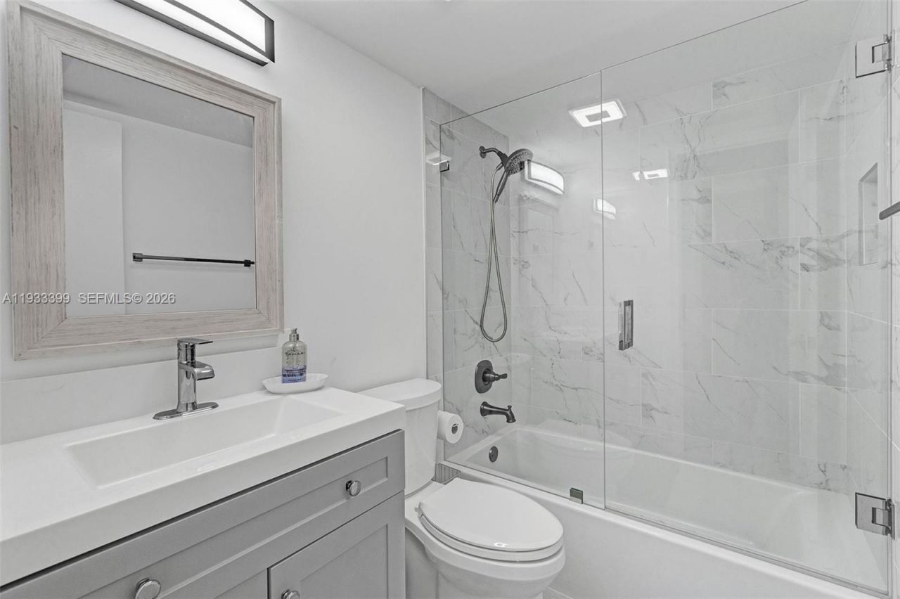 1105 Lake Shore Dr, Unit 202, Lake Park, FL 33403 Photo