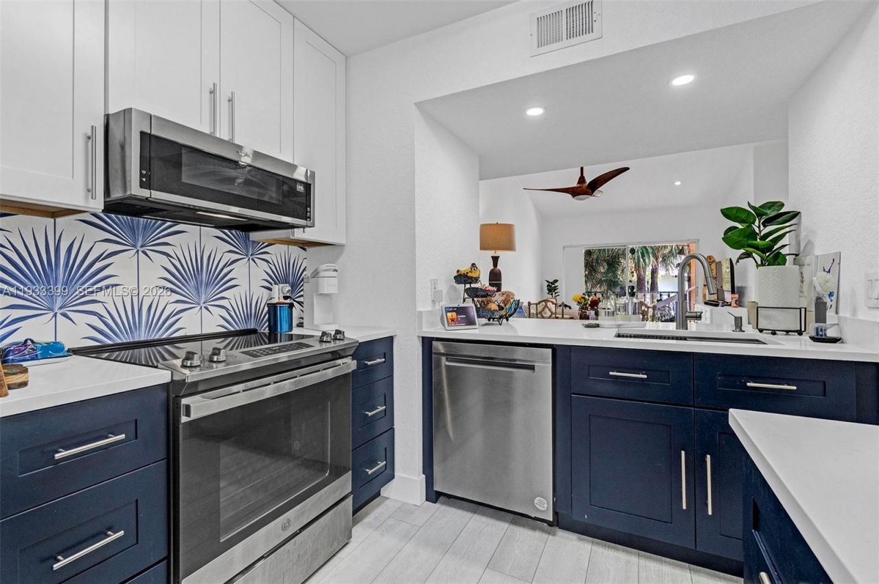 1105 Lake Shore Dr, Unit 202, Lake Park, FL 33403 Photo