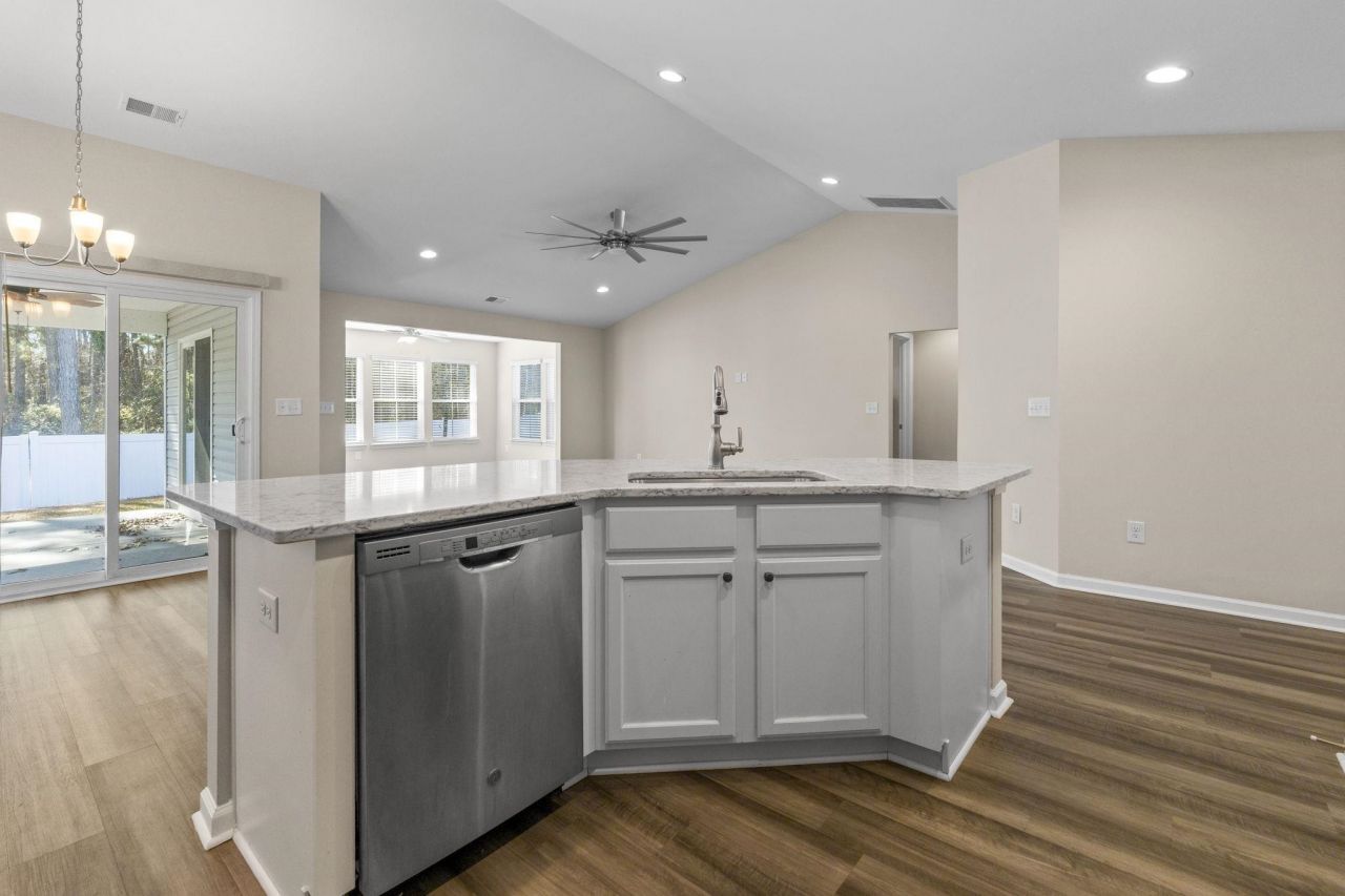 3725 Park Pointe Ave. Photo 10