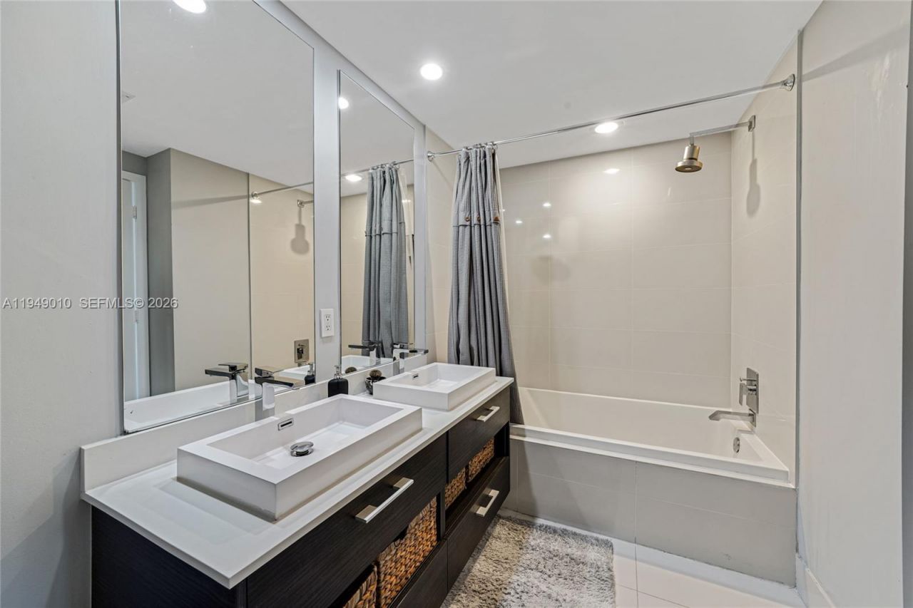 45 SW 9th St, Unit 3405, Miami, FL 33130 Photo