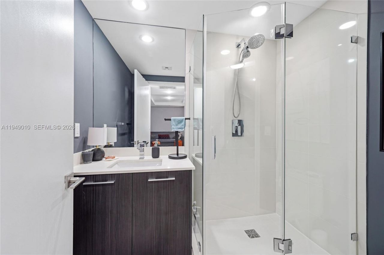 45 SW 9th St, Unit 3405, Miami, FL 33130 Photo