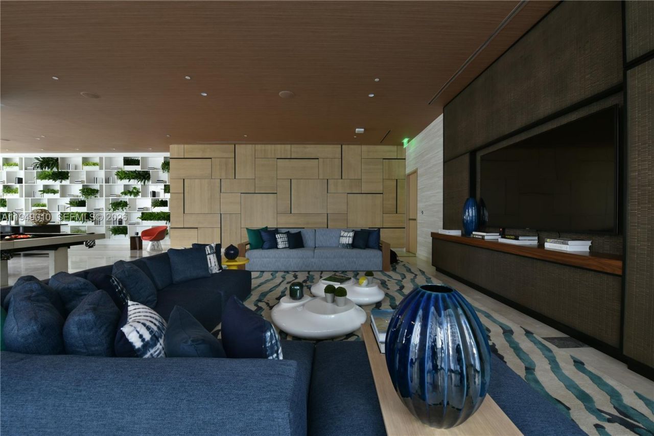 45 SW 9th St, Unit 3405, Miami, FL 33130 Photo