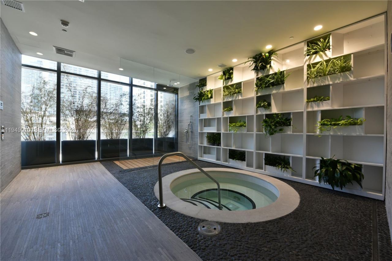 45 SW 9th St, Unit 3405, Miami, FL 33130 Photo