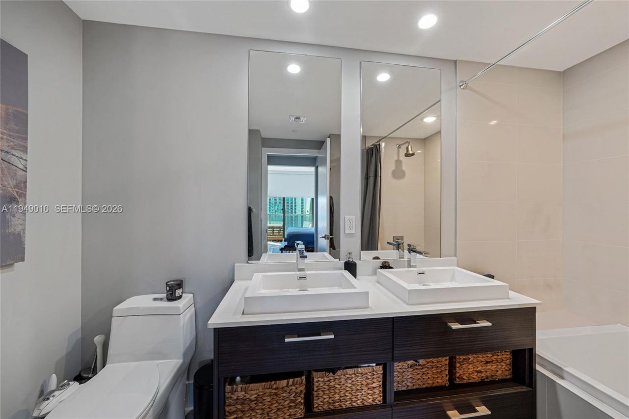 45 SW 9th St, Unit 3405, Miami, FL 33130 Photo