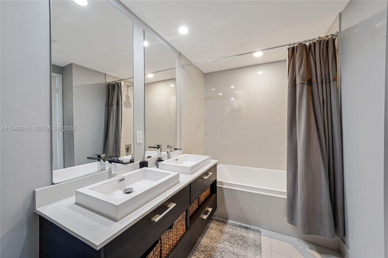 45 SW 9th St, Unit 3405, Miami, FL 33130 Photo