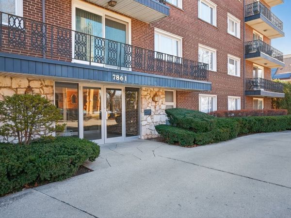 7861 Niles Center Road, Unit 201, Skokie, IL 60077