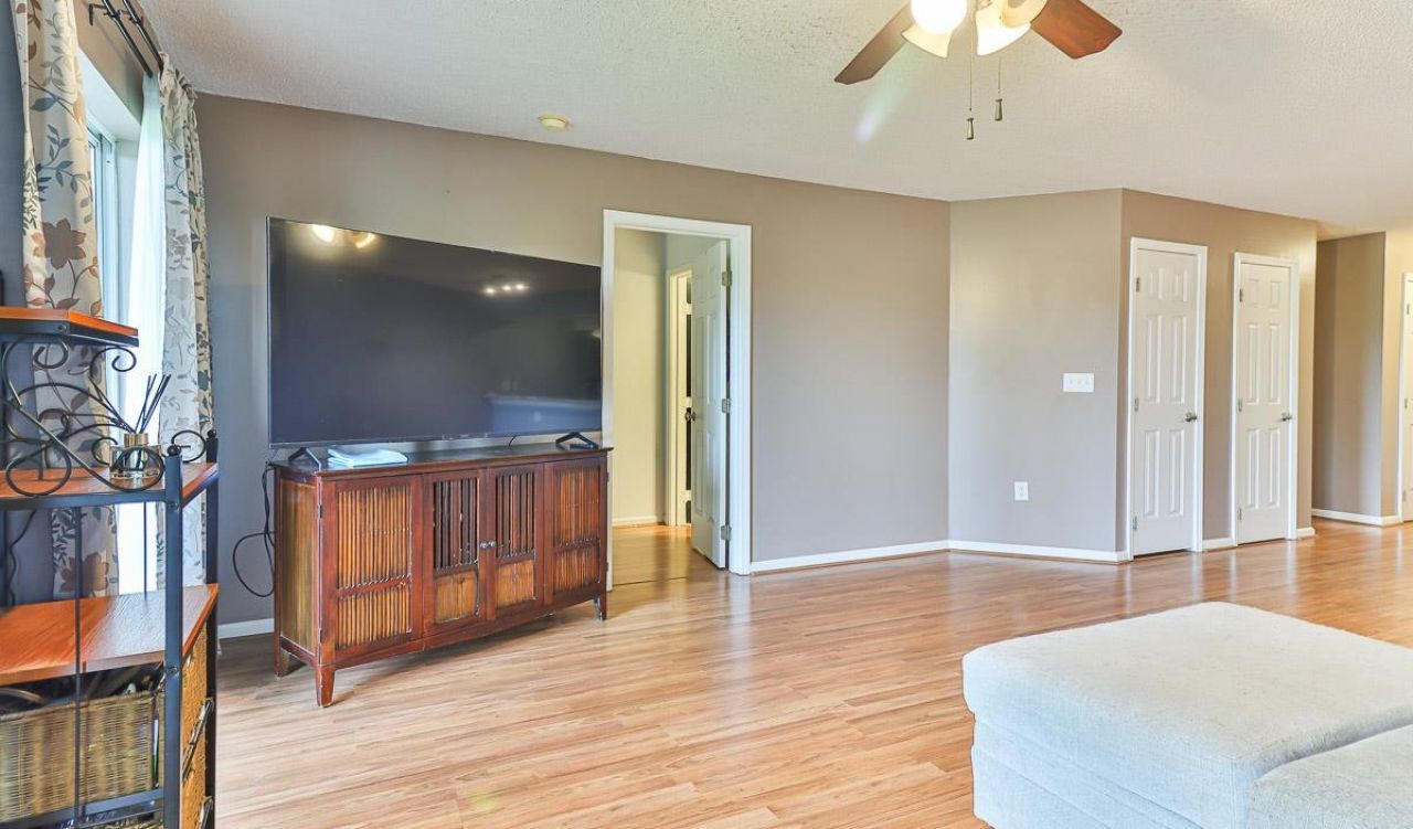 4990 Windsor Green Way Photo 5