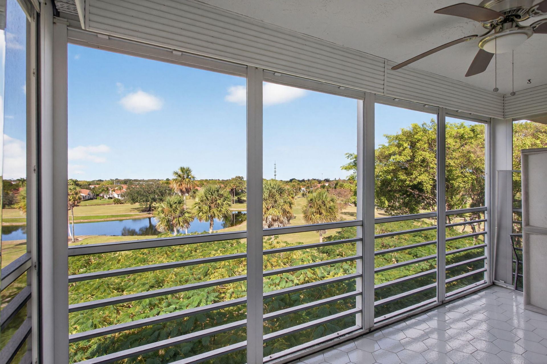 3960 Oaks Clubhouse Drive, Unit 512, Pompano Beach, FL 33069 Photo