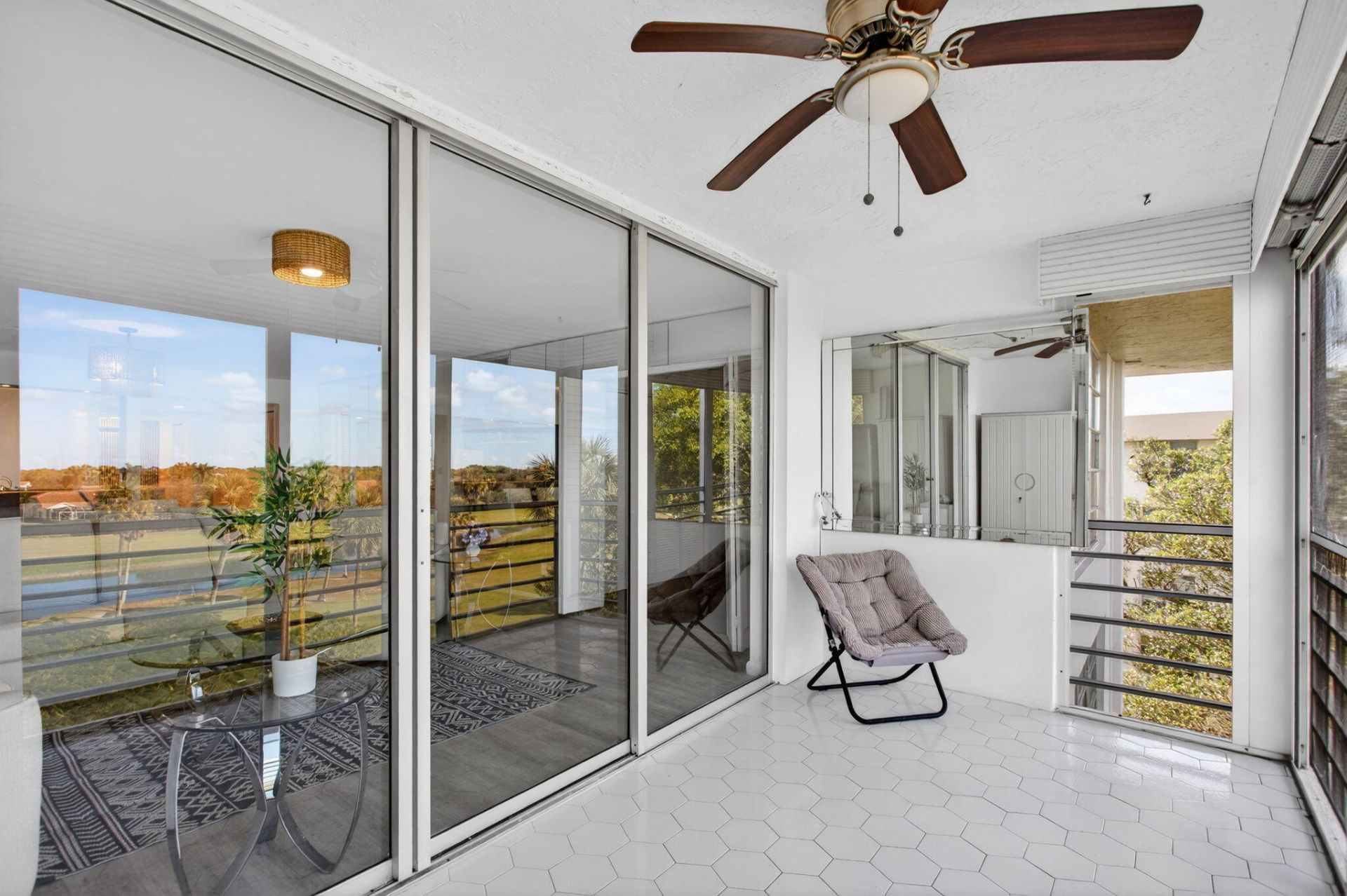 3960 Oaks Clubhouse Drive, Unit 512, Pompano Beach, FL 33069 Photo