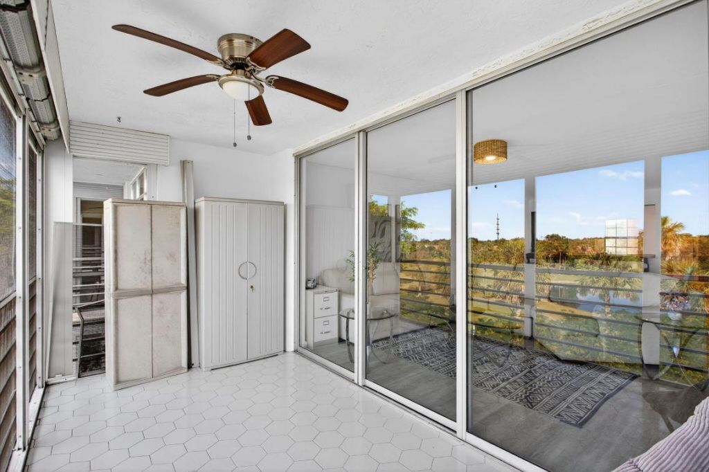 3960 Oaks Clubhouse Drive, Unit 512, Pompano Beach, FL 33069 Photo