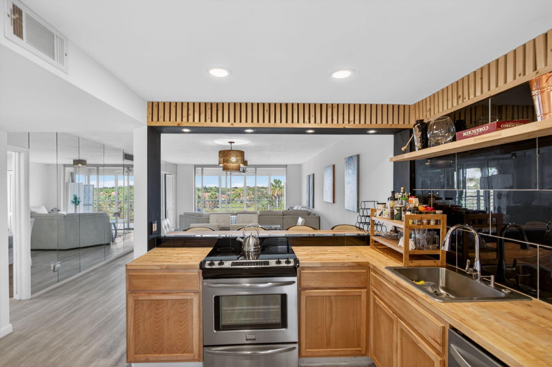 3960 Oaks Clubhouse Drive, Unit 512, Pompano Beach, FL 33069 Photo