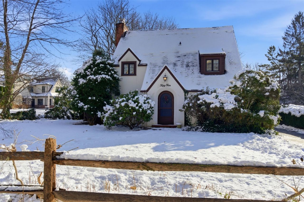 54 Summit Drive, Manhasset, NY 11030 Main Photo