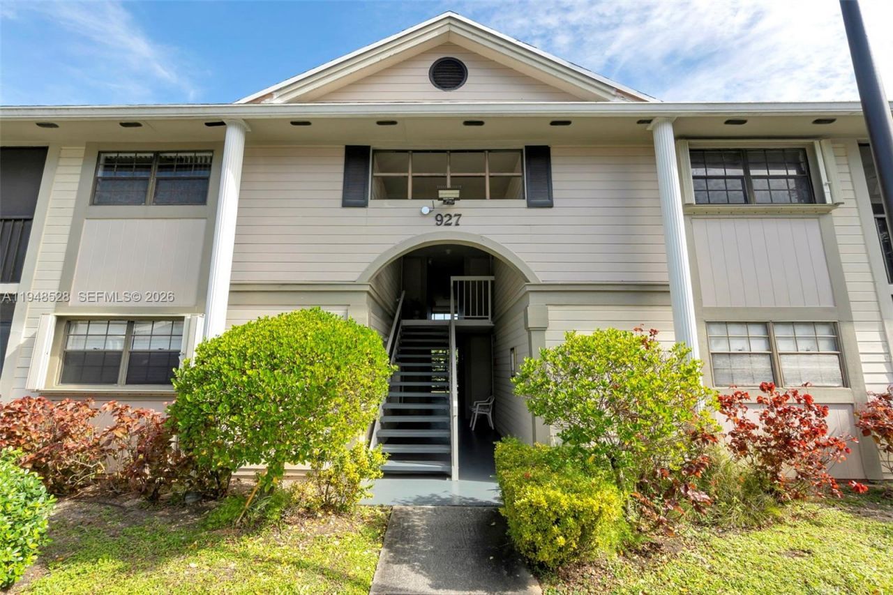 927 NE 199th St, Unit 202, Miami, FL 33179 Photo