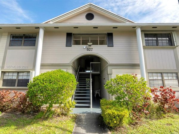 927 NE 199th St, Unit 202, Miami, FL 33179