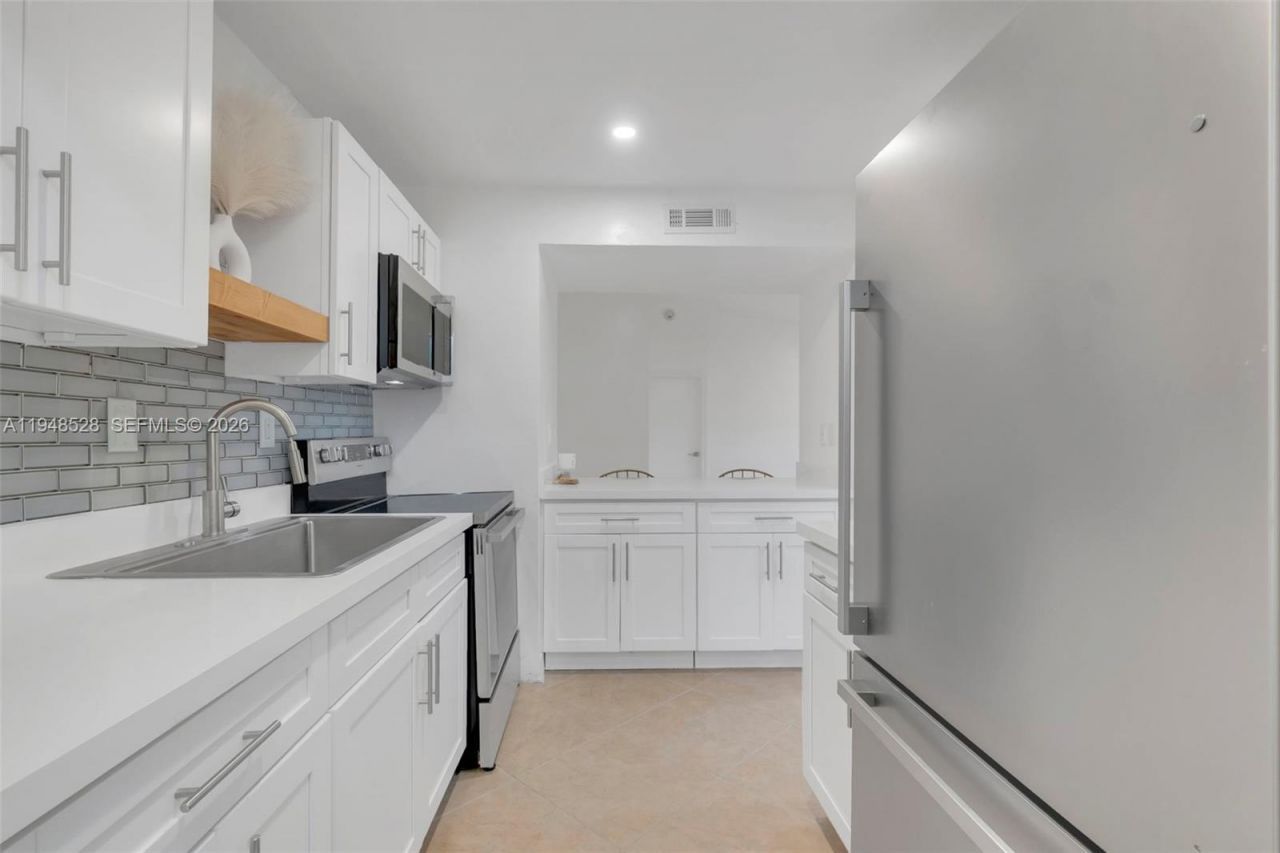 927 NE 199th St, Unit 202, Miami, FL 33179 Photo