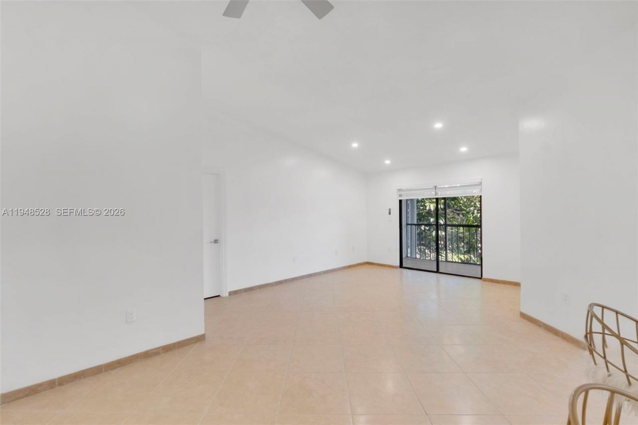 927 NE 199th St, Unit 202, Miami, FL 33179 Photo