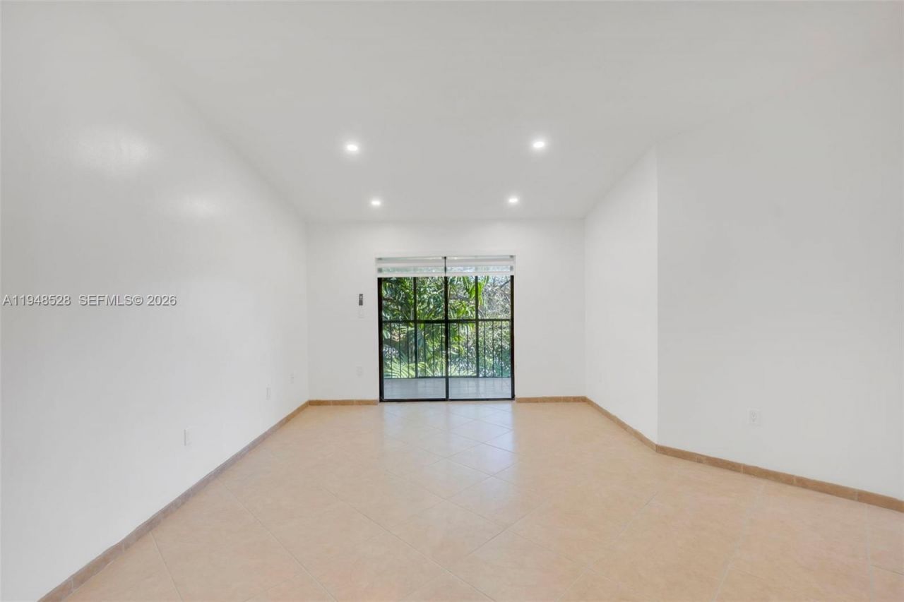 927 NE 199th St, Unit 202, Miami, FL 33179 Photo