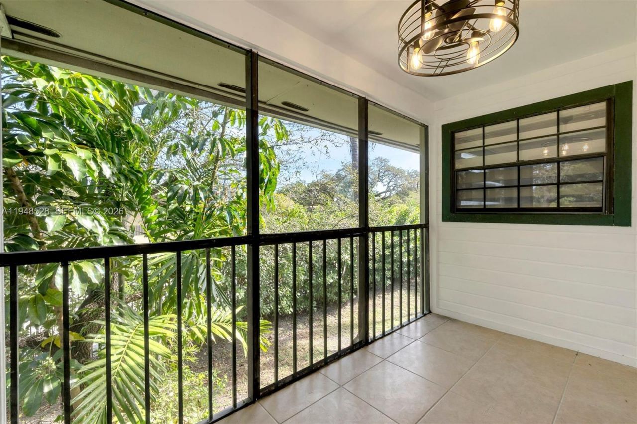 927 NE 199th St, Unit 202, Miami, FL 33179 Photo