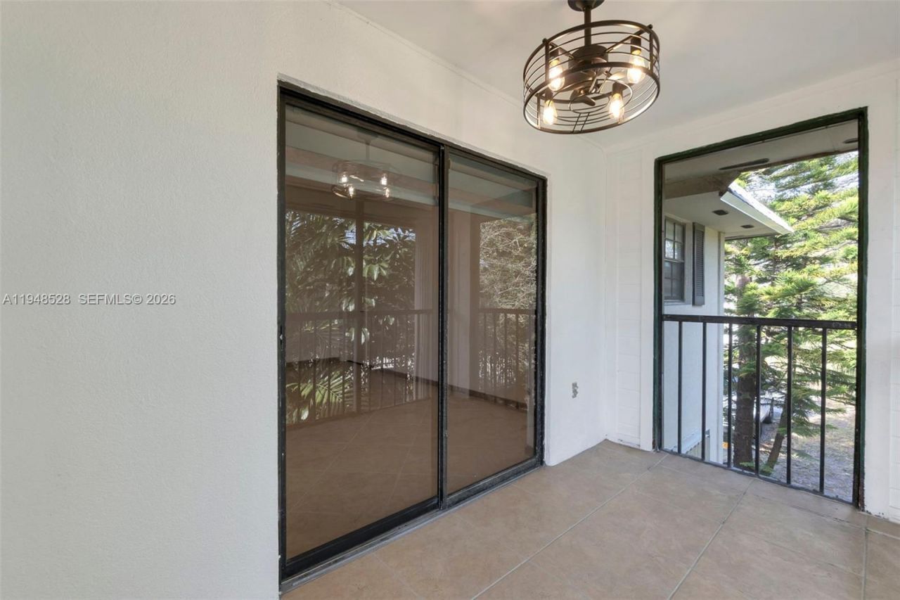 927 NE 199th St, Unit 202, Miami, FL 33179 Photo