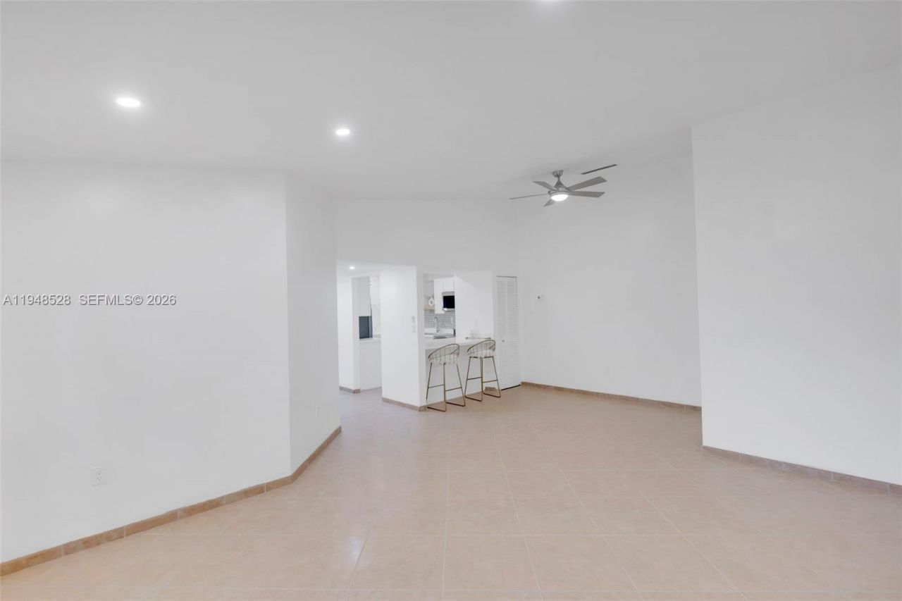 927 NE 199th St, Unit 202, Miami, FL 33179 Photo