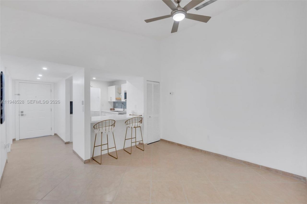 927 NE 199th St, Unit 202, Miami, FL 33179 Photo
