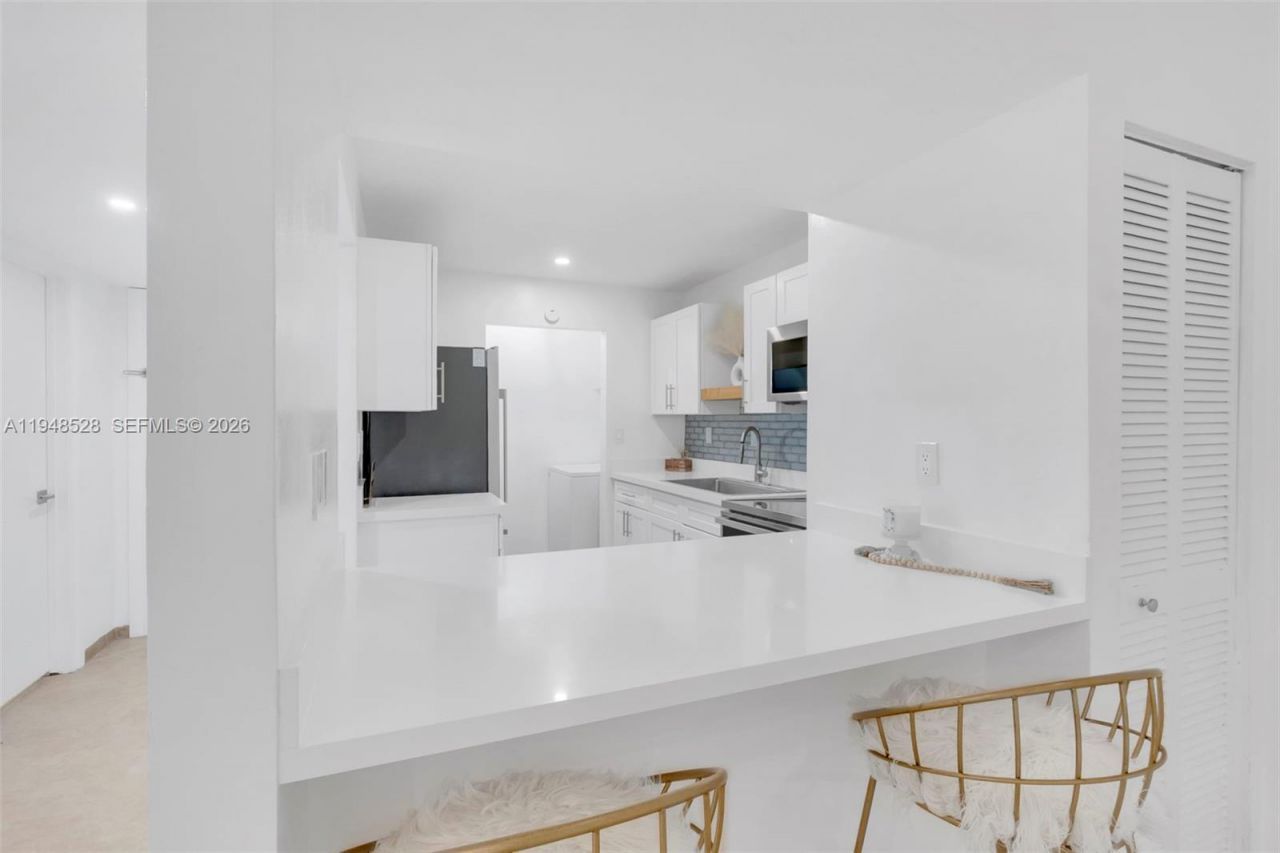 927 NE 199th St, Unit 202, Miami, FL 33179 Photo