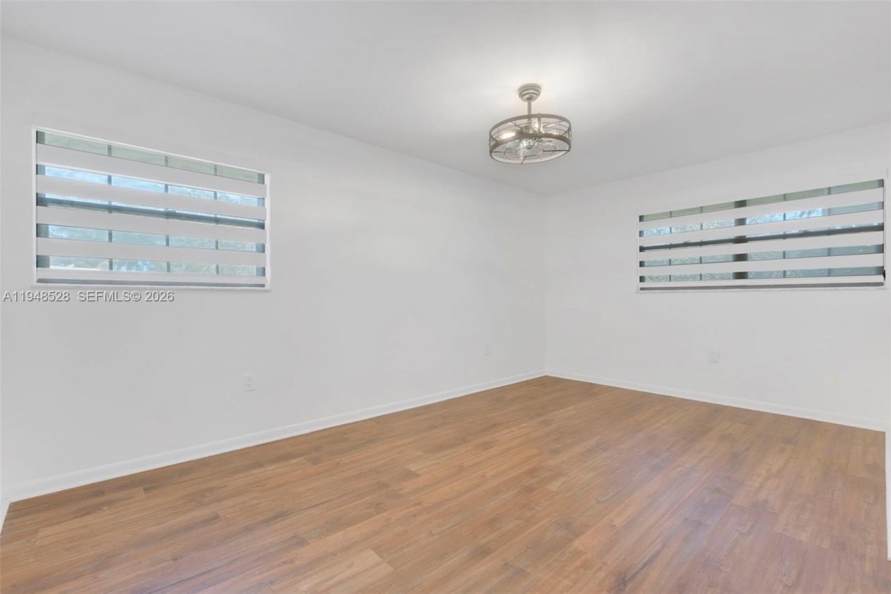 927 NE 199th St, Unit 202, Miami, FL 33179 Photo