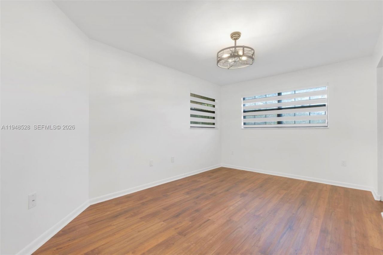 927 NE 199th St, Unit 202, Miami, FL 33179 Photo