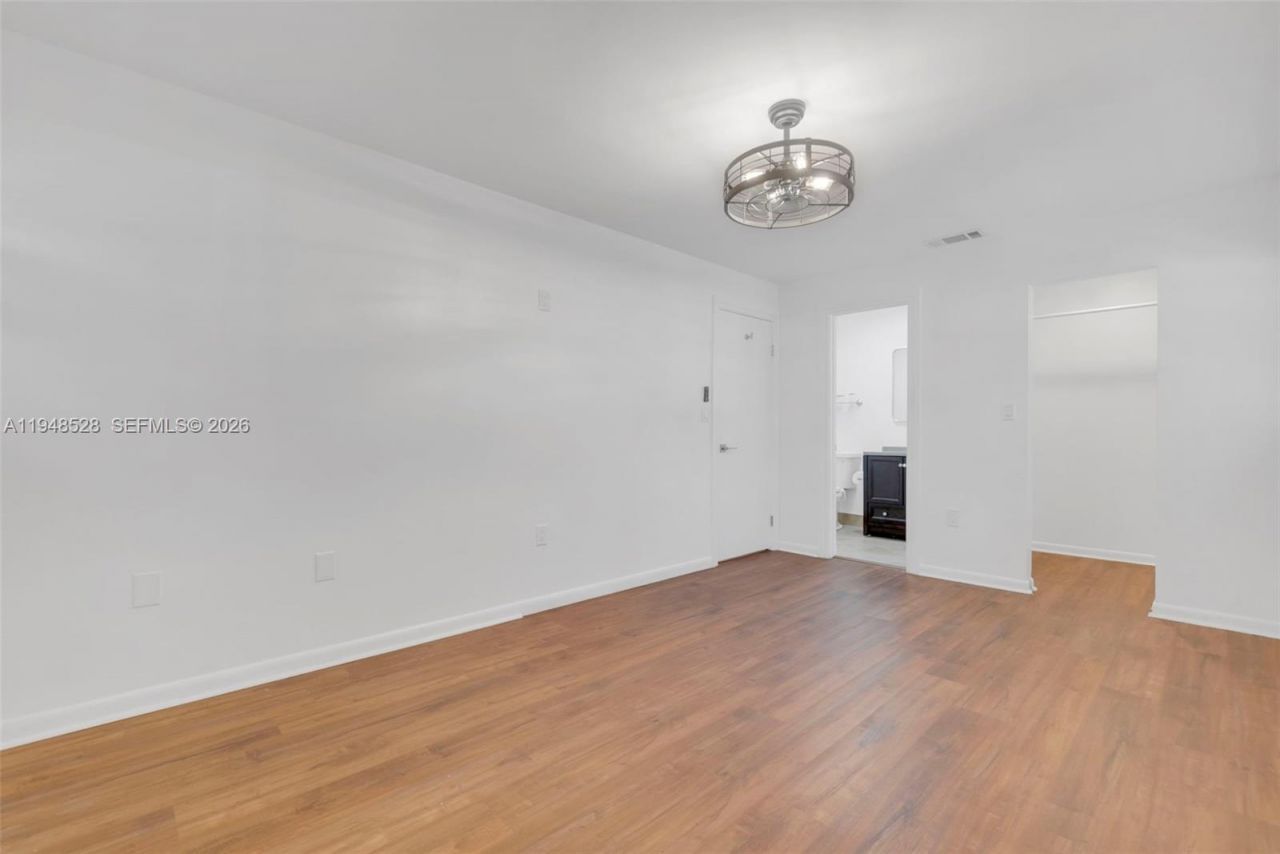 927 NE 199th St, Unit 202, Miami, FL 33179 Photo