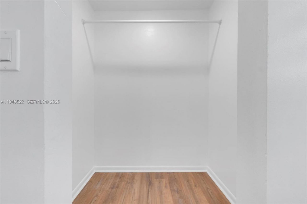 927 NE 199th St, Unit 202, Miami, FL 33179 Photo