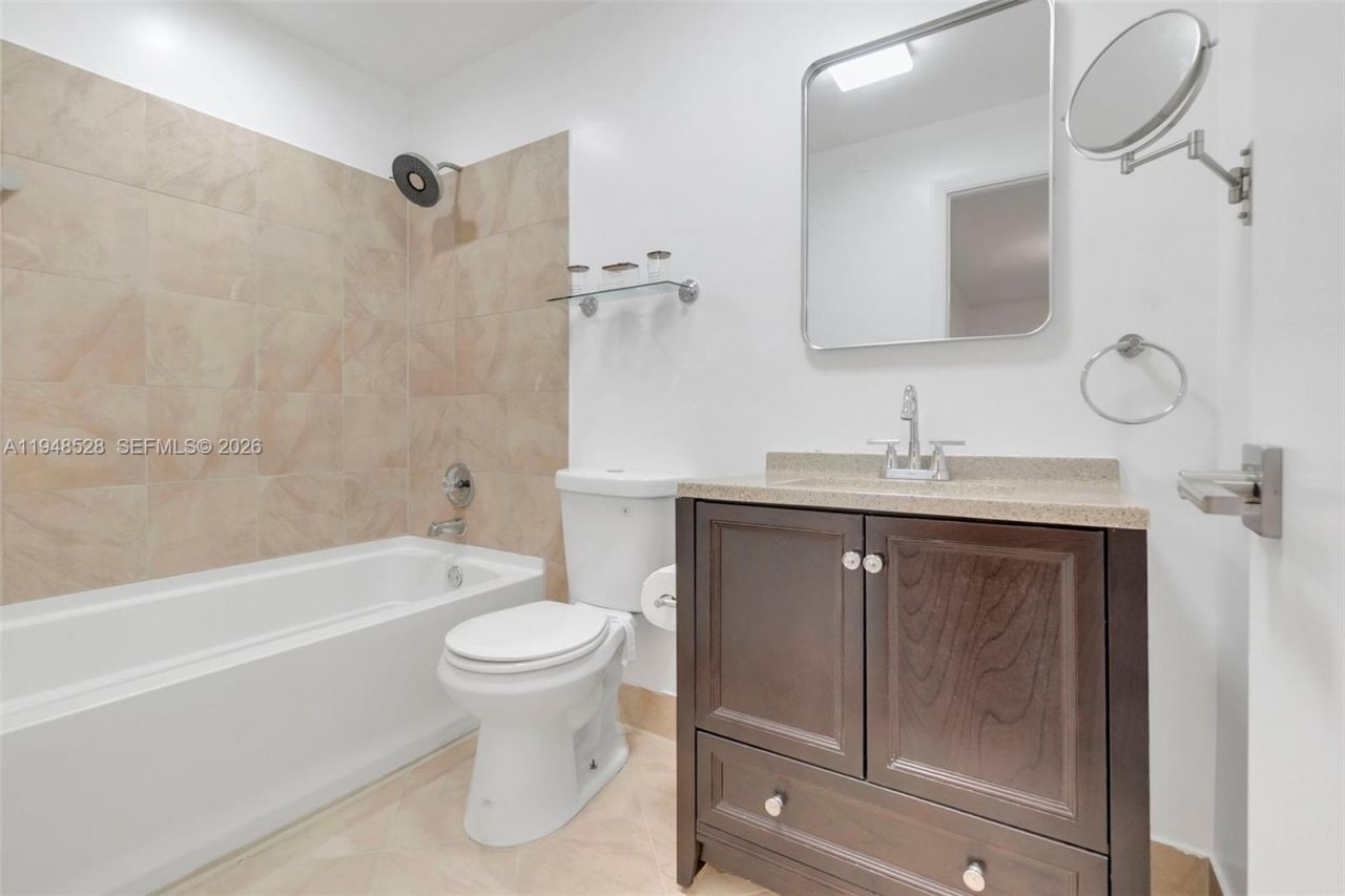 927 NE 199th St, Unit 202, Miami, FL 33179 Photo